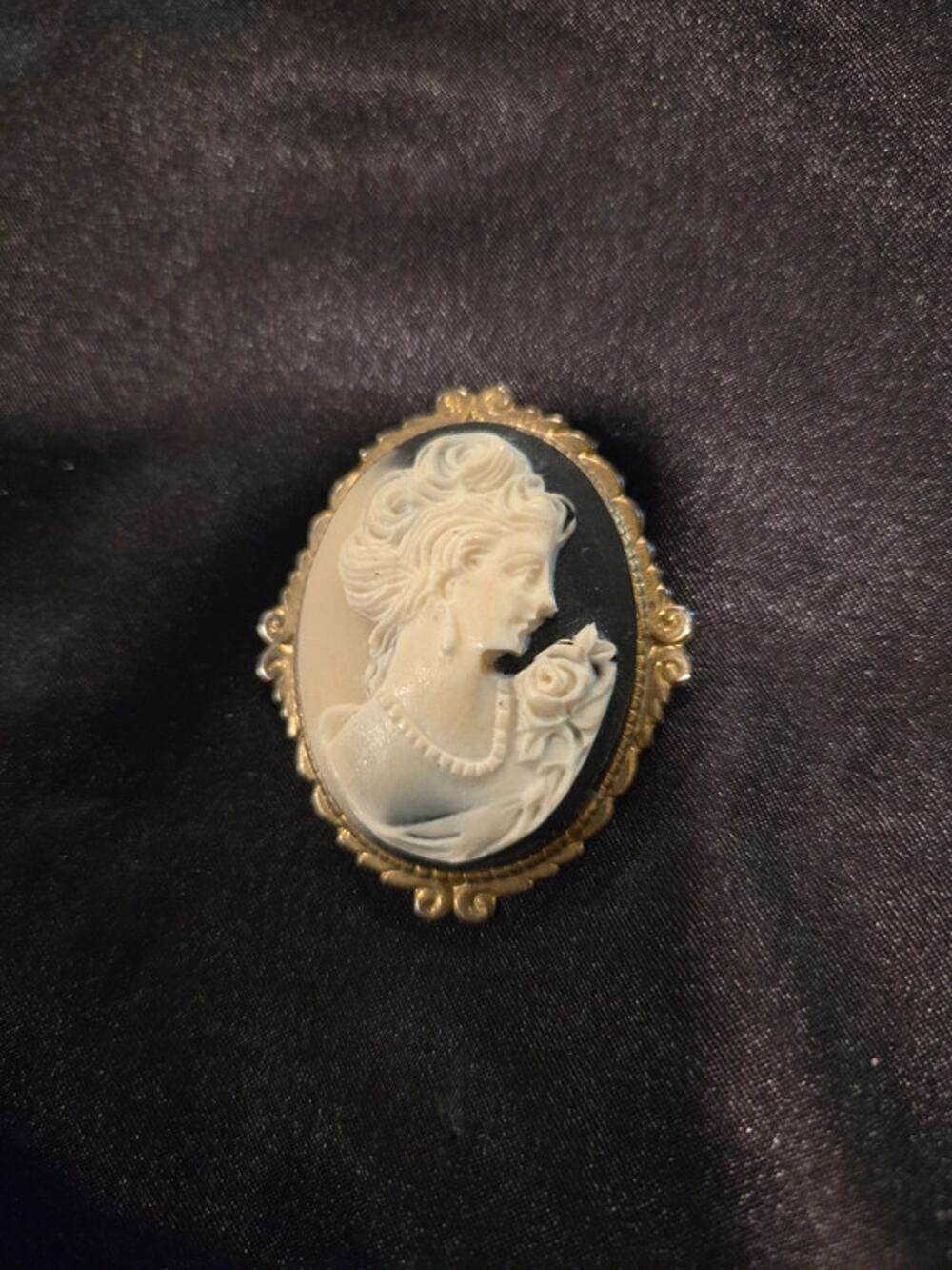 Vintage Real hand carved shell Cameo brooch